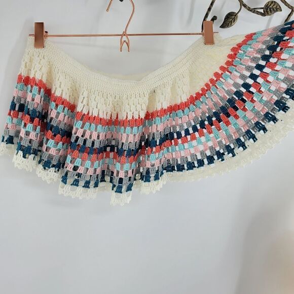 My beachy side sits in hip.hand crochet skirt - Picture 3 of 5